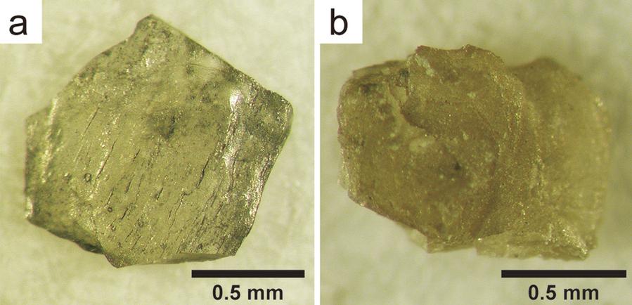 Hai viên kim cương từ miệng núi lửa Popigai, một miệng núi lửa được hình thành với nguyên nhân được biết đến là một vụ va chạm của thiên thạch. Vật thể ở bên phải (đánh dấu a) được cấu tạo hoàn toàn từ kim cương, trong khi vật thể ở bên trái (đánh dấu b) là hỗn hợp của kim cương và một lượng nhỏ lonsdaleite. Nếu lonsdaleite có thể được xây dựng mà không có bất kỳ loại tạp chất nào, nó sẽ vượt trội về độ bền và độ cứng so với kim cương nguyên chất.