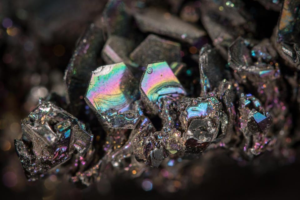 Cacbua silic thường được tìm thấy dưới dạng các mảnh nhỏ của moissanite khoáng sản tự nhiên. Các hạt có thể được thiêu kết với nhau để tạo thành cấu trúc phức tạp, đẹp đẽ như cấu trúc được thể hiện ở ảnh này. Nó cứng gần như kim cương, và đã được tổng hợp cũng như biết đến trong tự nhiên từ cuối những năm 1800
