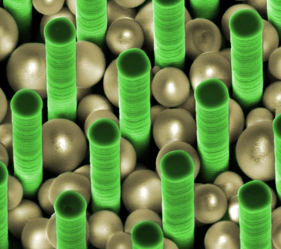 Các mảng cột có thứ tự, được hiển thị ở đây bằng màu xanh lá cây, đã được các nhà khoa học sử dụng làm phương tiện xốp tiên tiến để tách các vật liệu khác nhau. Bằng cách nhúng các hạt nano silica, tại đây, các nhà khoa học có thể tăng diện tích bề mặt được sử dụng để tách và lọc các vật liệu hỗn hợp. Các hạt nano được hiển thị ở trong ảnh chỉ là một ví dụ cụ thể của các hạt nano và sự đa dạng tự lắp ráp gần như ngang bằng với kim cương về độ bền vật liệu