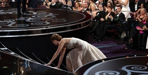 Jennifer Lawrence bị trượt chân, chúng ta có xu hướng thích họ hơn. Nhưng tại sao lại như vậy?