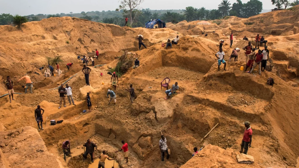 Các thợ mỏ Congo đang làm việc tại một trong hàng nghìn mỏ khai thác thủ công bao phủ khắp đất nước