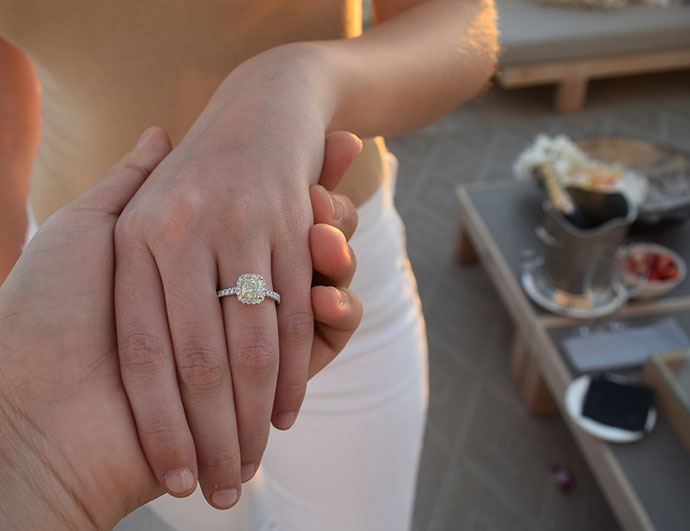 Tại sao nhẫn đính hôn làm bằng kim cương?