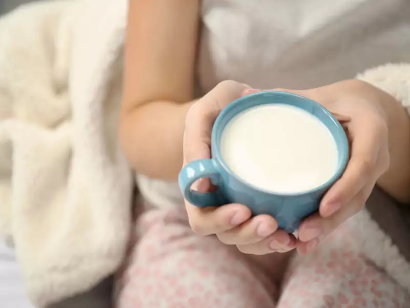 Uống sữa nóng có giúp dễ đi ngủ không?