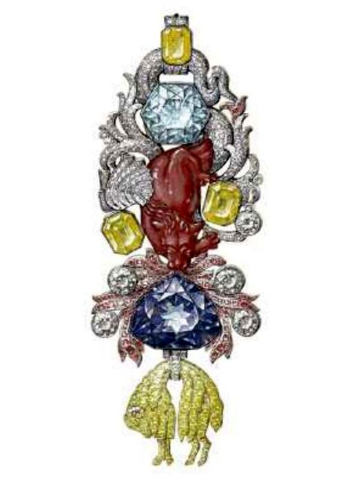 Vua Pháp Louis XV đã chế tác lại viên kim cương xanh thành một vật nghi lễ Royal Order of the Golden Fleece.