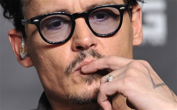Johnny Depp đeo nhẫn kim cương