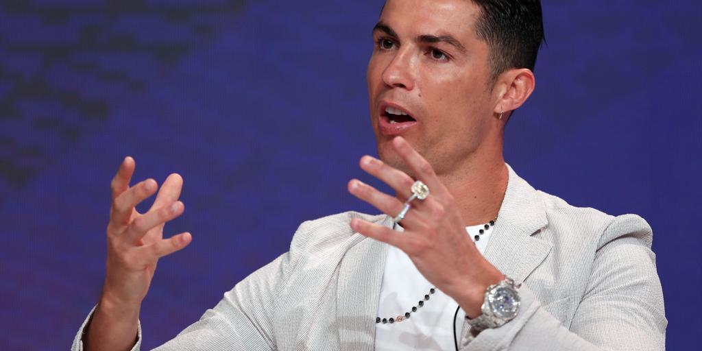 Cristiano Ronaldo đeo chiếc nhẫn kim cương trị giá $200k